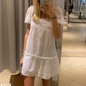 Vit sommarklänning - Finns det någon som skulle vara intresserad av denna populära slutsålda klänning från hm i storlek 34? Ej säker på att jag vill sälja men kollar intresset. Säljer till rätt pris! Skriv till mig privat 🤍🤍🤍frakt tillkommer