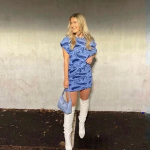 Zara jacquard skirt - Säljer nu min underbara zarakjol som tyvärr inte faller mig i smaken. Köptes i vintras men har aldrig använt den och den har lappen kvar. Lägg gärna bud eller köp direkt!✨ Storlek s!