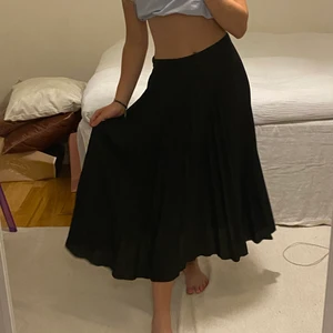 Svart plisserad långkjol - Svart plisserad långkjol. Finns ingen lapp kvar men den är från Zara i storlek S.