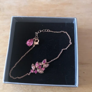Roseguld armband lily and rose - Jättevackert armband i nyskick, knappt använd! 200 kr förhandlingsbart vid snabb affär! 