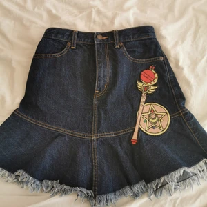 Kjol - Söt och unik kjol från GUxSailormoon kollektionen, köpt i japan🎠🌸använd ett fåtal gånger men ser fortfarande helt oanvänd ut, superfint skick☺️passar en xs eller en liten s (Japansk s) 