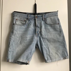 Filippa K shorts strl S - Superfina medellånga shorts i ca storlek s, storlekslappen saknas tyvärr men jag skulle säga att de är 38! 40 cm breda i midjan. I stort sett oanvända, passade mig tyvärr inte </3