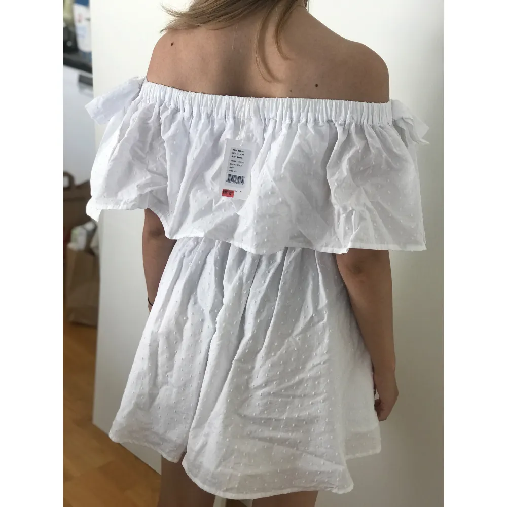 Säljer denna aldrig använda vita klänningen i storlek XS men kan gå upp till storlek M. Den är väldigt stretchig, skulle passa de flesta! Köpt från en australiensk butik Seed Heritage! Ordinarie pris: 640 kr, köpt för 450 kr, säljer för 100!. Klänningar.