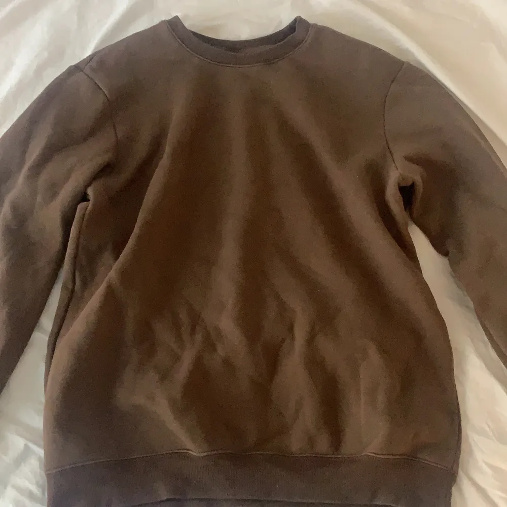 Super gosig och fin brun sweatshirt, har använt få gånger, storlek L men passar perfekt som S och M också💕💕💕💕. Hoodies.