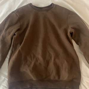 Super gosig och fin brun sweatshirt, har använt få gånger, storlek L men passar perfekt som S och M också💕💕💕💕