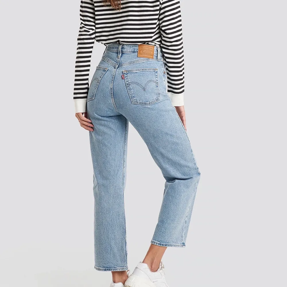 Säljer dessa snygga jeans som passa perfekt nu i sommar! Samma färg som på bilden i strl 27, sparsamt använda! Säljs pga att de ej kommer till användning och är sparsamt använda! Buda eller köp direkt för 800kr! . Jeans & Byxor.
