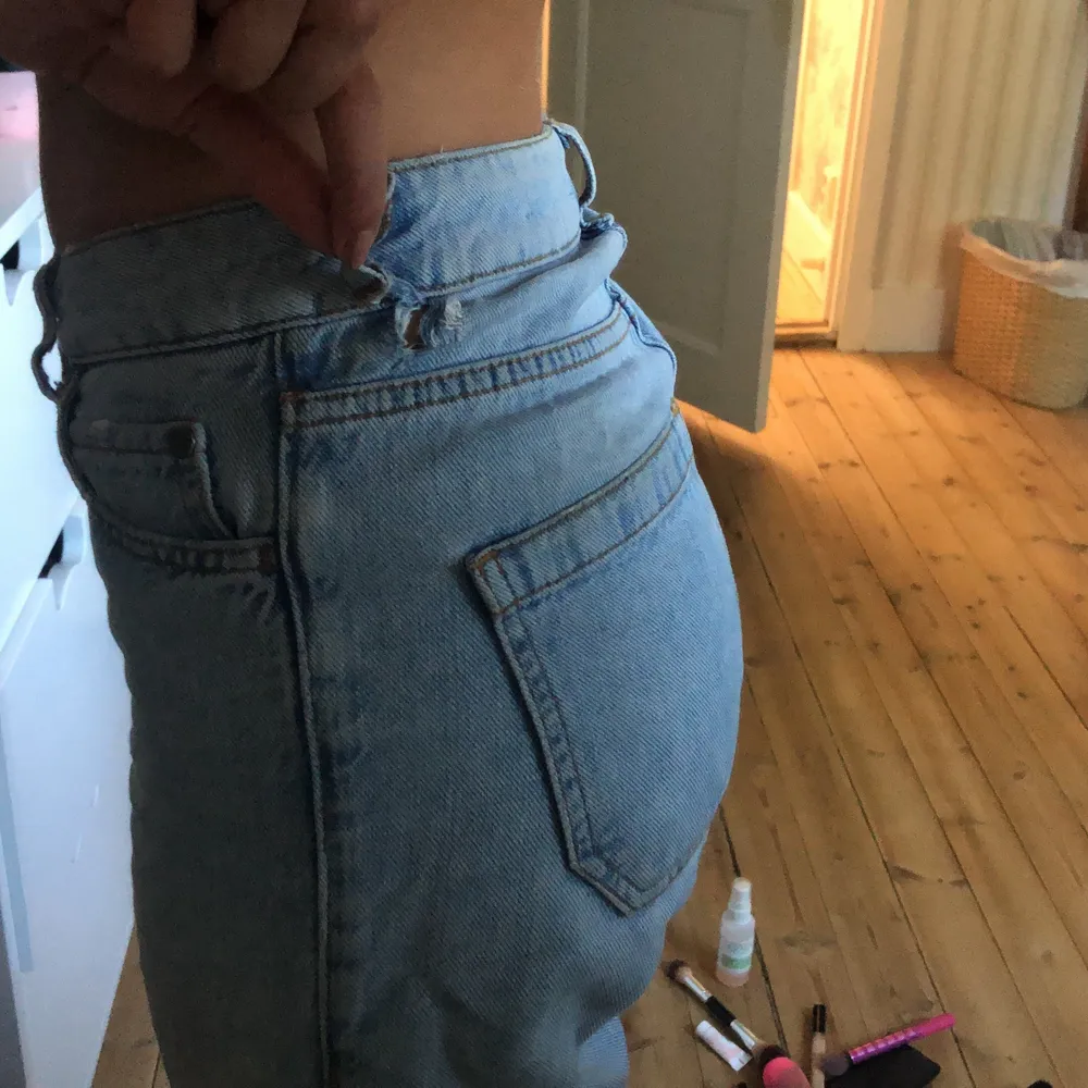 Ett par super fina jeans som sitter väldigt bra men tyvärr har dom ett litet hål som man kan se på andra bilden . Jeans & Byxor.