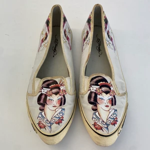 ED HARDY SKOR - så snygga med ascoola detaljer. Unik modell och design, några defekter som syns på bilderna. Passar storlek 38-39