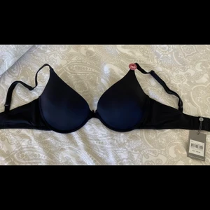 Bh - Helt ny och oanvänd med prislapp kvar. Nypris 179kr. 