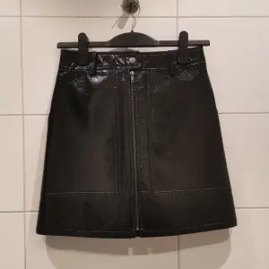 Jättesnygg kjol med läderliknande material från H&M i storlek 38. Ej använd. Passar perfekt till finare evenemang 🖤✨ Frakt tillkommer 💕