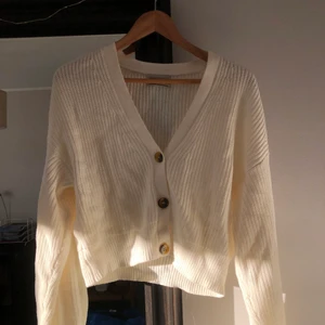 Stickad tröja M/L - Stickad tröja från Urban outfitters som är en M men skulle även kunna passa som L. Köpt för 600kr