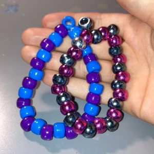 2st hemma gjorda armband. Bra skick  - 2st armband i färgen lila o blå och silver o rosa💕. 10kr st