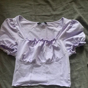 Lila topp strl s - Säljer denna gulliga lila toppen köpt på shien och säljer den för 89 kr ☺️ strl s