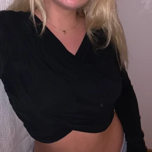 Topp - Säljer en söt svart topp ifrån Nelly, nästan helt oanvänd 💞