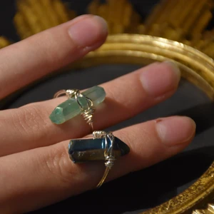 Kristall ringar - Ringar med råa kristaller. Ljust gröna eller mörkt gröna, färgade bergskristaller :) görs efter din storlek! 