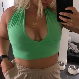 Grön halterneck  - Grön halter neck topp, knyte där bak så fungerar för S/L men väldigt stretchigt material 💚⚡️(höj med minst 10kr) (finns flera liknande toppar i profilen) 