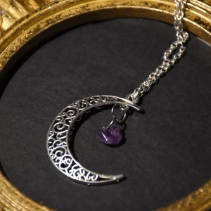 Halsband måne  - Halsband med en månberlock och ametist, nickelfri silvrig kedja. 