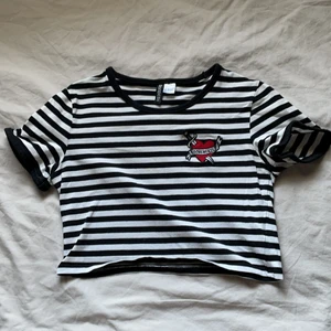 Gullig croppad t-shirt - Supersöt croppad t-shirt från H&M med tryck i väldigt bra skick. Storlek M men väldigt stretchig🥰 Köpare står för frakt och betalas via swish✨
