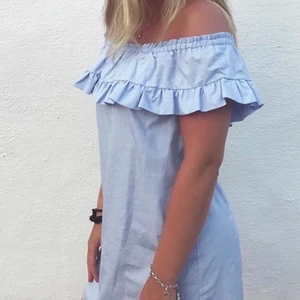 Sommarklänning Stradivarius - En himmelsblå sommarklänning från stradivarius. Strl M men är mer som en strl S. 