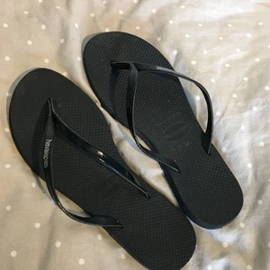Havaianas flipflops  - Säljer ett par fina svarta Havaianas flipflops som är perfekt nu till sommaren! Säljer pga att de blivit för små, de är i storlek 35-36🦋 (Läs bio✨)