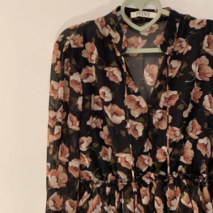 Blus  - Gulligt tunn blus, knapp använd! Kan skickas mot fraktkostnad.