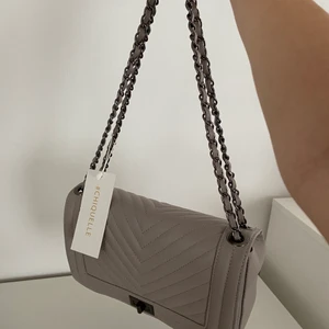 Chiquelle väska  - Aldrig använd därav nyskick! Äkta läder, köpt för 1 099 kr för några år sedan. Frakt inkluderad 💘