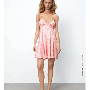 Slutsåld klänning från zara, xs - Säljer denna superfina klänningen ifrån zara då den är lite för liten. Helt oanvänd med prislappen kvar. Bud från 350kr