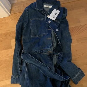 Jeans Jumpsuit från Na-kd  - En oanvänd jumpsuit i jeans material från Na-kd i stl 36! Nypris 599kr säljer för 150kr! Köparen står för frakt! 