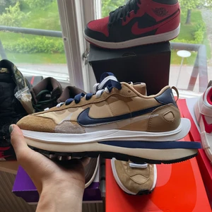 Nike X Sacai vaporwaffle  - Nike x Sacai vaporwaffle. Helt nya och oanvända. Skickas snabb och spårbar. Undrar ni över något? Skriv så svarar jag så fort jag kan 🙂