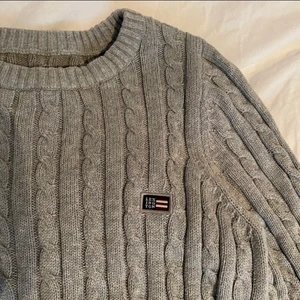 Lexington tröja  - En grå kabelstickad tröja, väldigt bra skick🤎