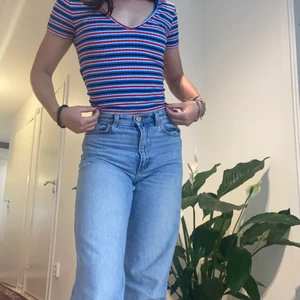 Randig, tajt, tröja från Ginatricot - Super söt randig tröja från Ginatricot med snygg Low cut fram och back!! Sitter väldigt fint och har skönt och strechigt material. Är storlek XS men passar S. Säljer pga lite användning! 170kr! 