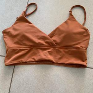 En brun bikini överdel från SHEIN i storlek S med ställbara axelband aldrig använd