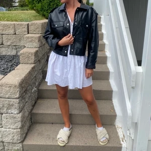 Svart skinnjacka strl 38  - Säljer denna fina skinnjackan som är lite lack inspirerad med ormskinnsmönster. Köptes förra våren på nakd för 400kr säljs nu för 200kr inklusive frakt.