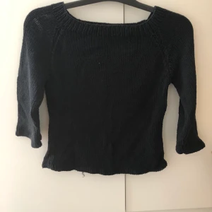Svart stickad tröja - Svart stickad tröja med trekvartsärm i bra skick 