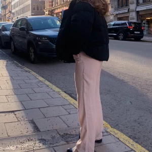 Långa linnebyxor/kostymbyxor - Från Mango, storlek S, långa på mig som är 167 💕