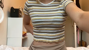 Zara ribbad t-shirt beige randig storlek S - Gullig ribbad t-shirt med beiga, vita och bruna ränder. Tunt material och ganska böjbar! Köpt i storlek S men passar även XS. Är i bra skick och priset kan diskuteras! Du står för frakten💕