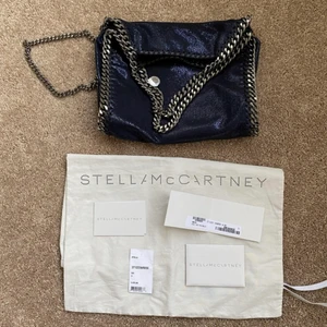 Stella McCartney väska -  HAR EJ MÖJLIGHET ATT SVARA PÅ ERA MEDDELANDEN I NULÄGET 😇 Säljer finaste Stella väskan i färgen Navy-darkblue. Dustbag samt alla äkthetsbevis följer med✨ jättebra skick!🥰 kommer ej sälja för under 2300 så ej värt att fråga! 😁