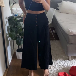 Vida byxor från zara - säljer dessa fina vida somriga byxor från Zara🌸🌸🌸 byxorna stängs på framsidan med 4 super fina knappa🤩 byxorna är lite cropade och går lite över fotknölen på mig som är 170cm🌸 frakten betalas av köparen