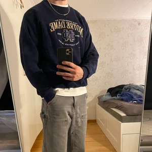 Vintage Notre Dame Sweatshirt - Vintage Notre dame sweatshirt i perfekt vintage skick, inga märken/rips/hål eller liknande, Storlek Medium, Modell är ca 185cm😊