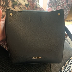Calvin Klein äkta väska  - Säljer denna då den bara står och är i äkta skin med mocka på sidan