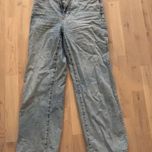 Raka jeans  - Raka ljusa jeans från Lindex. 