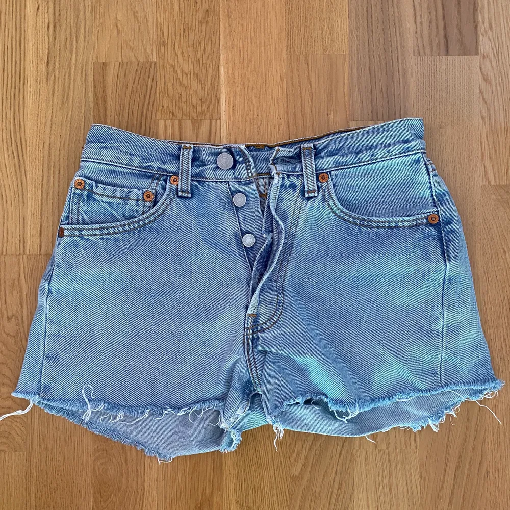 fina vintage levis shorts!! storlek 25, men små! XXS-XS. se bild 2-3 för några söndriga delar. . Shorts.