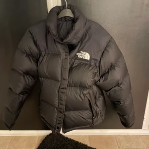 North Face Jacka  - Hej! Köpt i vintras men blev väldigt sparsamt använd och vuxit ur den. Extremt skön jacka, Den är storlek XS.