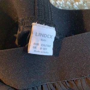 Svart sjol från Lindex - Den är 60 cm lång och omkretsen runt midjan är 60 cm. Den är i storlek 134/140 men stor i storleken. Jag är 160 och passar bra på mig. Bara använt den en gång.