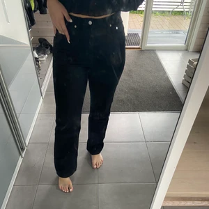 Svarta jeans  - Ett par svarta vida jeans 