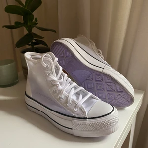 Converse i mesh  - Converse med högt skaft och hög sula i mesh, riktigt coola och unika. Tror inte att de säljs i butik längre. Använda en gång så i princip helt nya! 
