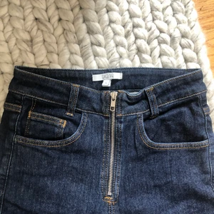 Jeans, Dagmar. - Jeans ifrån Dagmar! Använda 1 gång. Croppade! Skriv till mig om ni vill ha fler bilder 💘