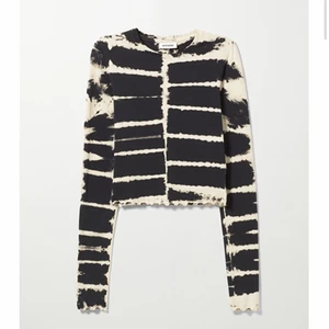 Kort långärmad topp - Mönstrad långärmad topp från Weekday med ”lettuce hem”! Riktigt cool men kommer tyvärr inte till användning! Använd ca 1 gång. (ord pris 250 kr)