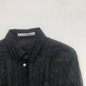 Acne studios skjorta - Figursydd Acne skjorta i genomskinligt material, sitter såååå snyggt på men den är snäppet för liten för mig så därav säljer jag. Storlek 36