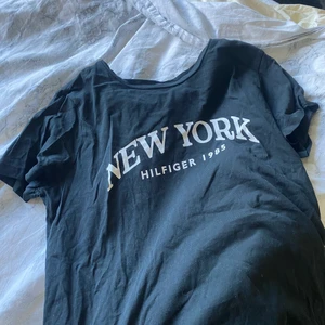 Tommy Hilfiger t-shirt  - En Tommy Hilfiger t-shirt som knappt är använd och sin ny.